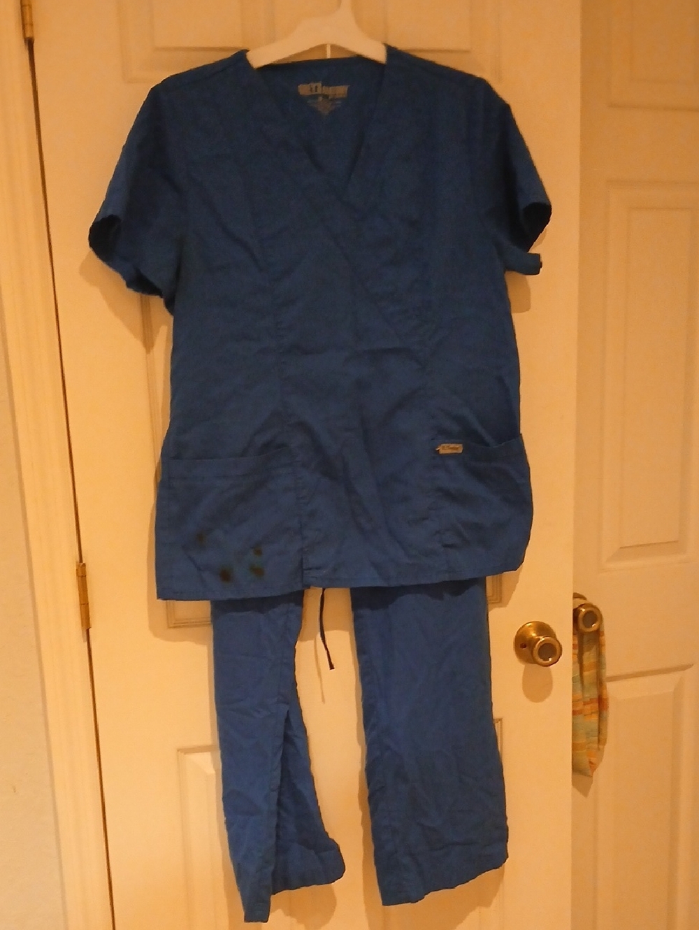 If You Love GREY'S Love The Comfort Of "Laundry Day" Scrubs ***note Ink Stain